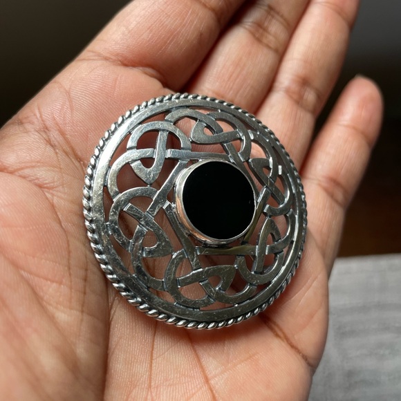 Celtic Onyx Dress Brooch in Sterling Silver - Picture 3 of 9